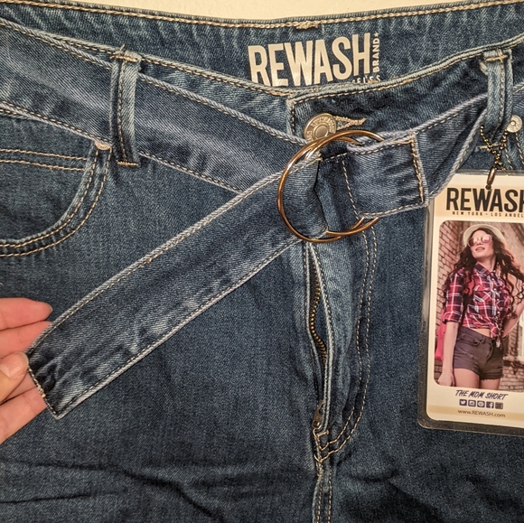 Retro High Waisted Mom Short with Belt - Picture 4 of 6